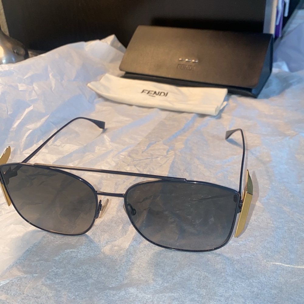 FENDI  authentic Black & Gold Gradient Pilot Sunglasses with Case